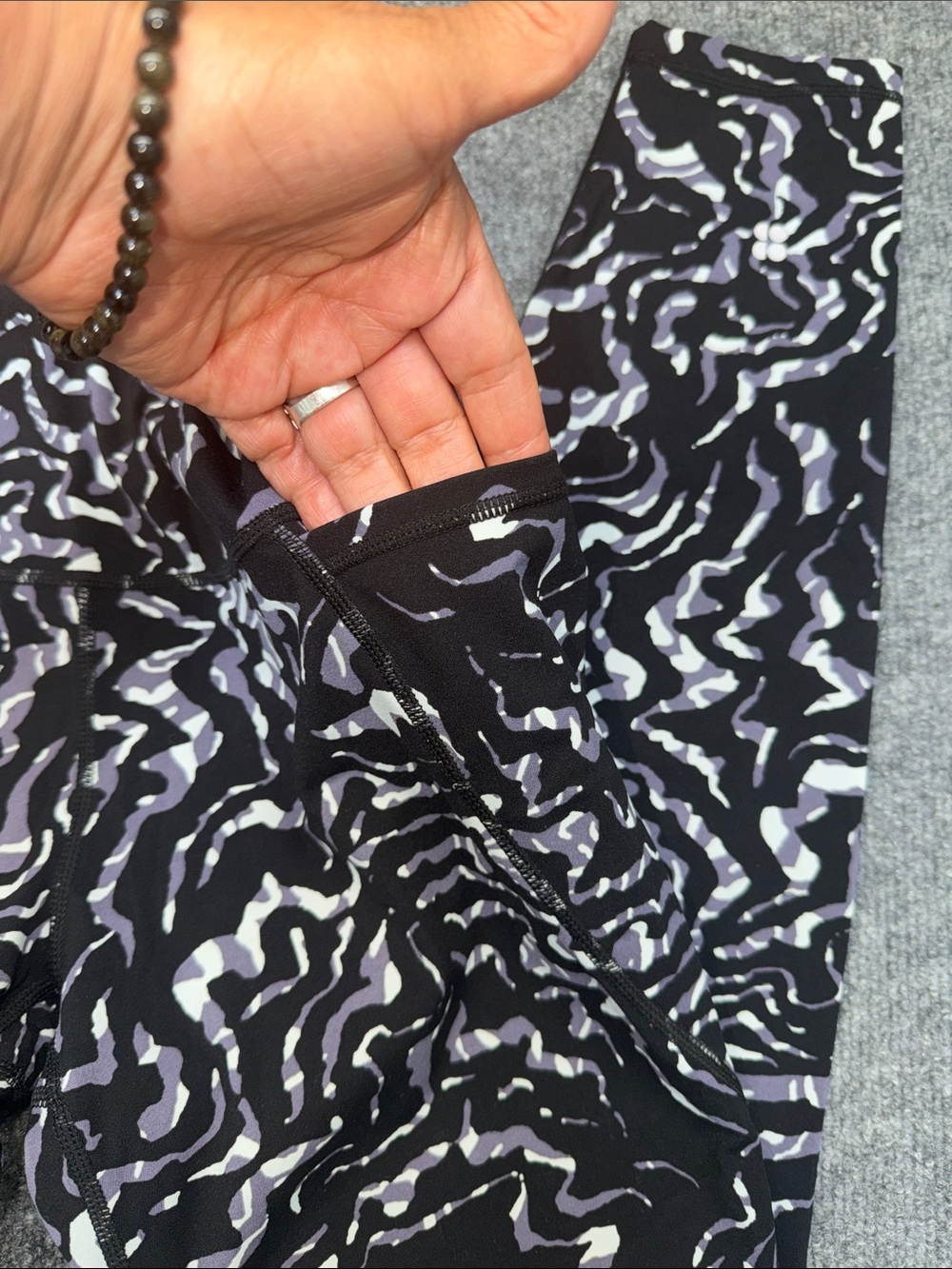 Sweaty Betty Power 7/8 Black & Gray Abstract Print Jeggings - Picture 5 of 7
